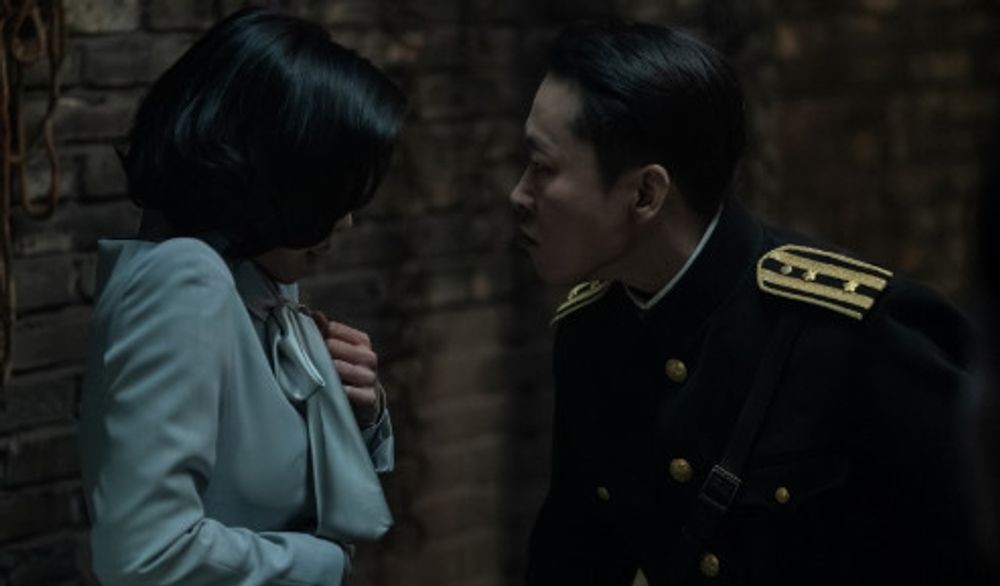 ドラマ『100日の嘘』で、イ・ガギョン役のキム・ユジョンとフクダ役のキム・ジュンヒが向き合う場面