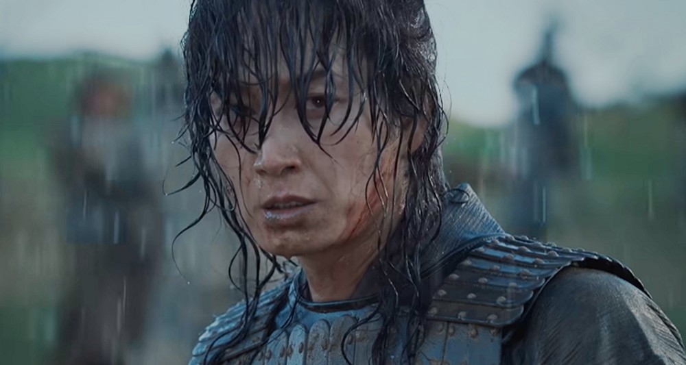 ドラマ『文武』で甲冑をまとい、雨の中に立つ人物