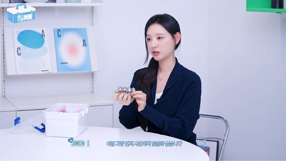 撮影必需品を紹介する動画で、小物を手にして話すキム・ジウォン