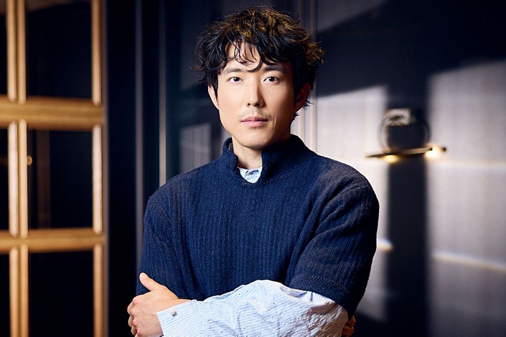 インタビューに応じる俳優ジャスティン・H・ミン