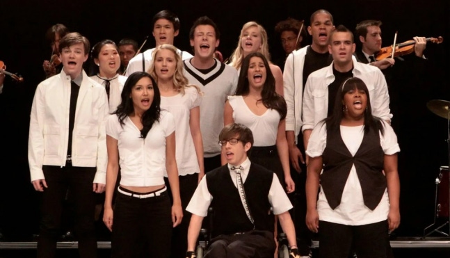 舞台上で歌う『glee/グリー』の出演者たち