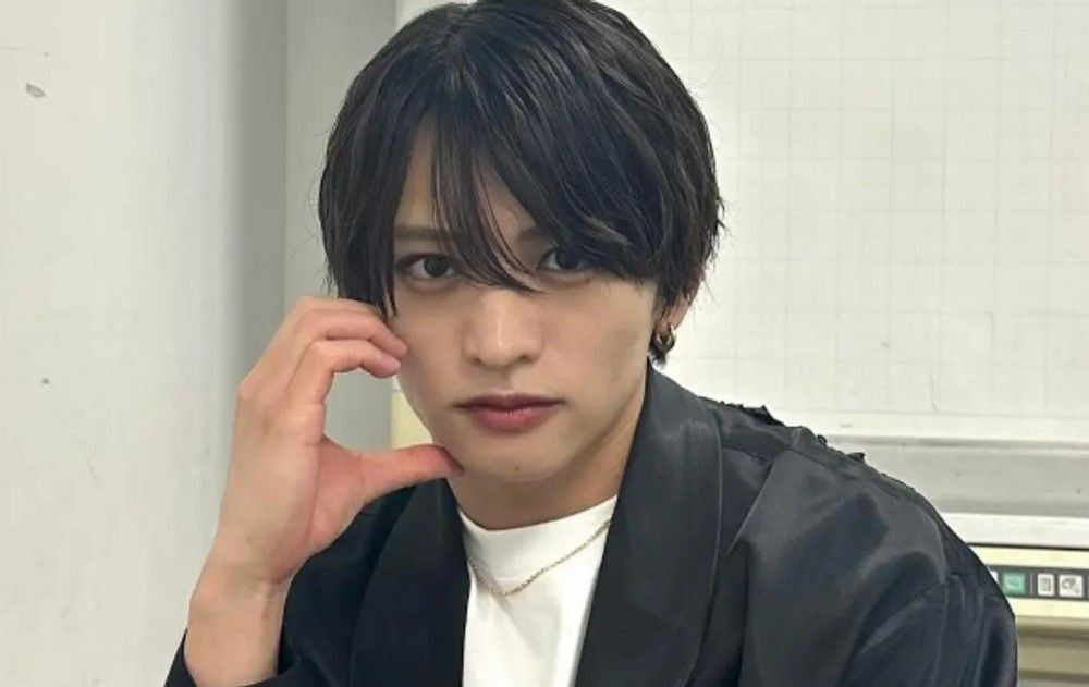 黒いジャケット姿で頬に手を添える猪俣周杜