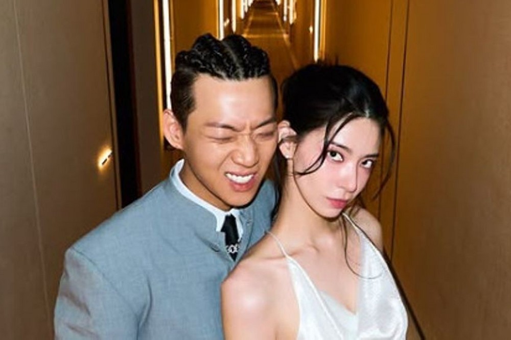 結婚式で並ぶラッパーのヤン・ホンウォンと妻のウォン・ヒョンジュ