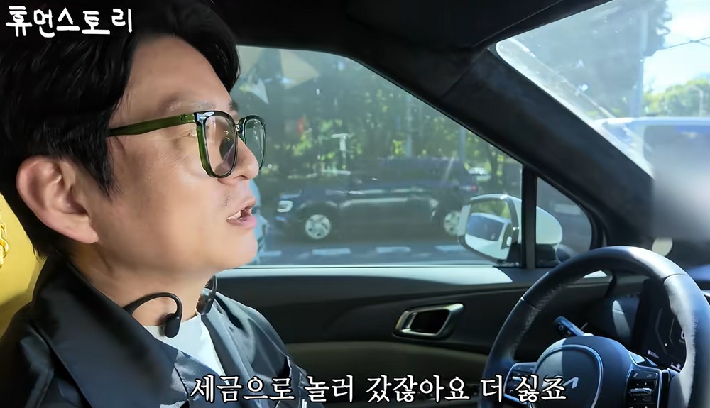 YouTubeチャンネル『ヒューマンストーリー』の映像で車を運転しながら話すカン・レオ