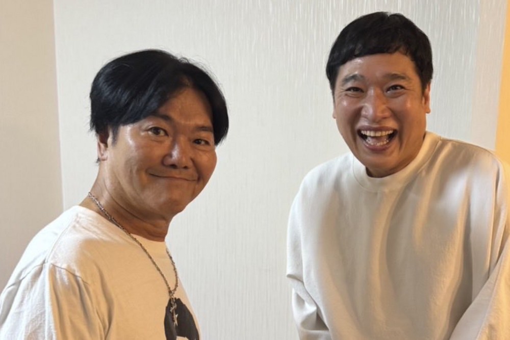 山里亮太と並び笑顔を見せる島田紳助