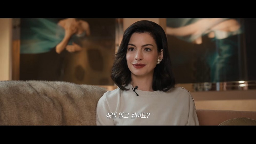 映画『Verity』で、アン・ハサウェイが演じる作家ベラティが正面を見つめる
