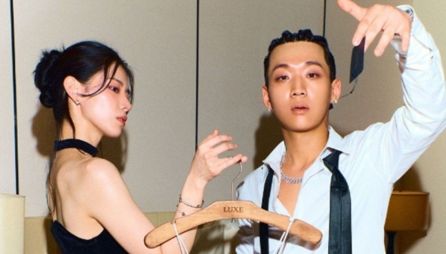 結婚式でポーズを取るヤン・ホンウォンと妻のウォン・ヒョンジュ