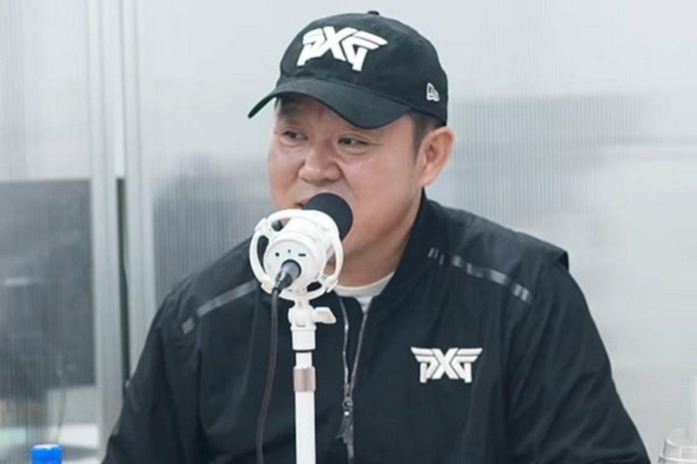YouTubeチャンネル「グリグラ」のライブ配信でマイクに向かうキム・グラ