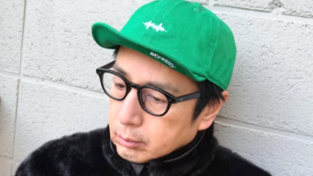 緑の帽子と眼鏡を着けた徳井義実