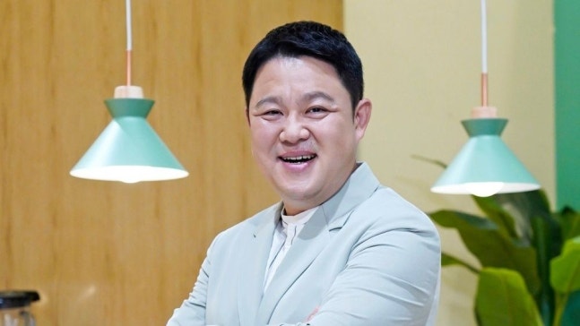 笑顔で座るキム・グラ