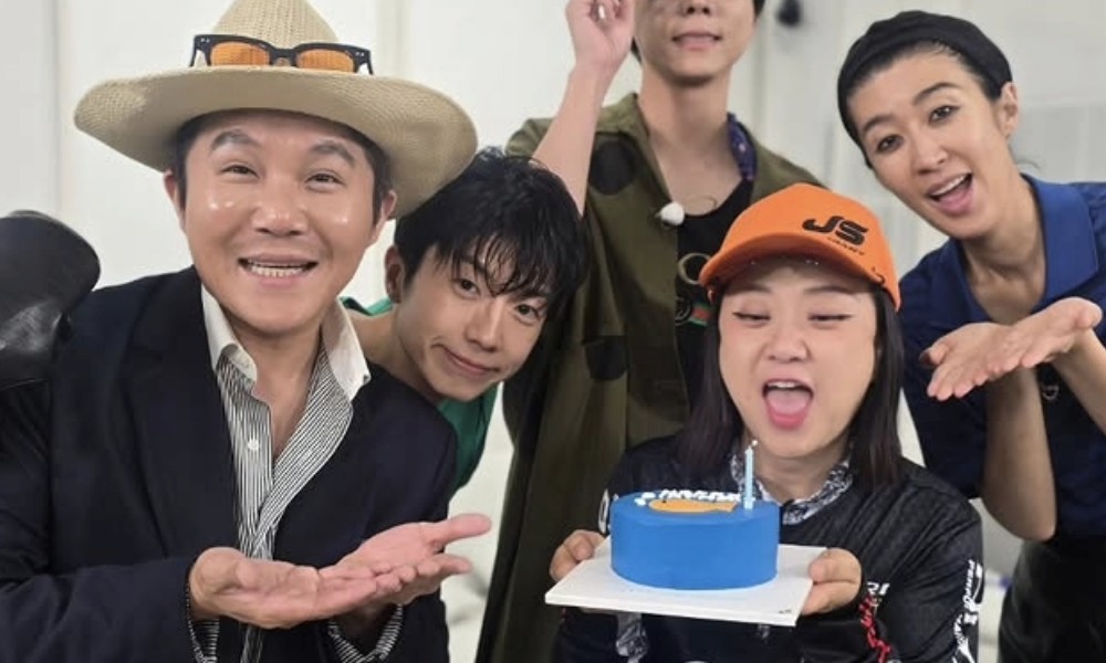 韓国バラエティ『ドライバー』の出演者5人が撮影現場で笑顔を見せる写真