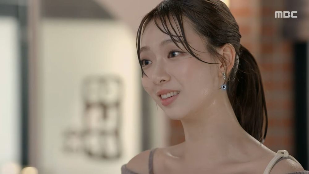 MBCドラマ『家族関係証明書』で、水を浴びたド・ドヒを演じるパク・ソラ
