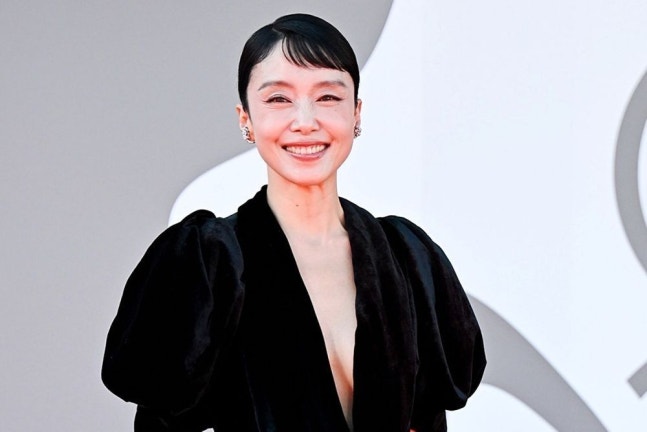 黒いドレス姿で笑顔を見せるチョン・ドヨン