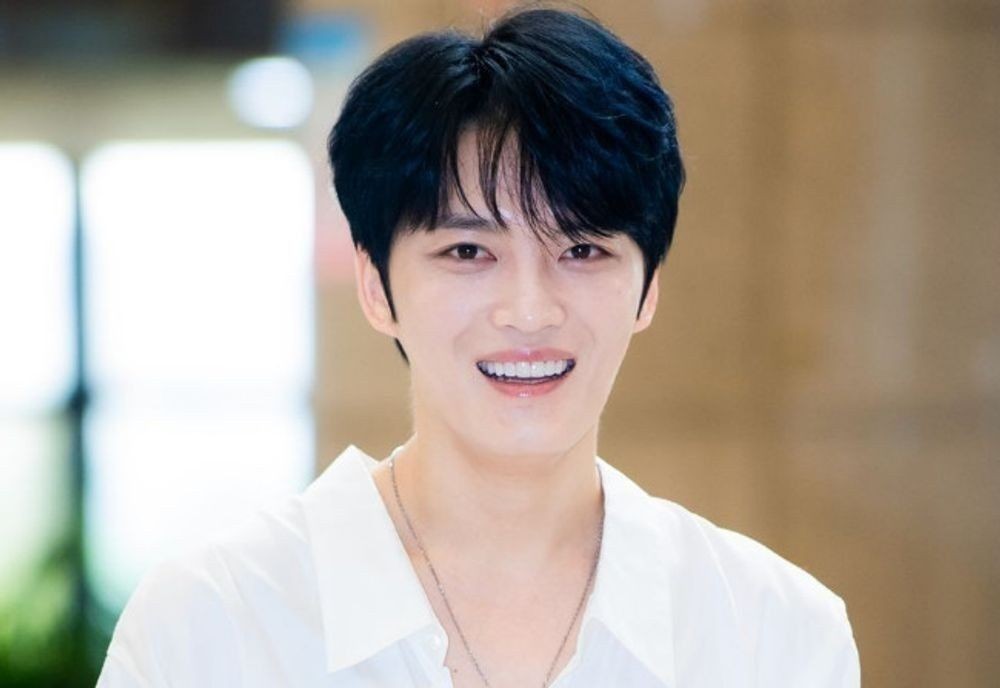 白いシャツ姿で笑顔を見せるキム・ジェジュン