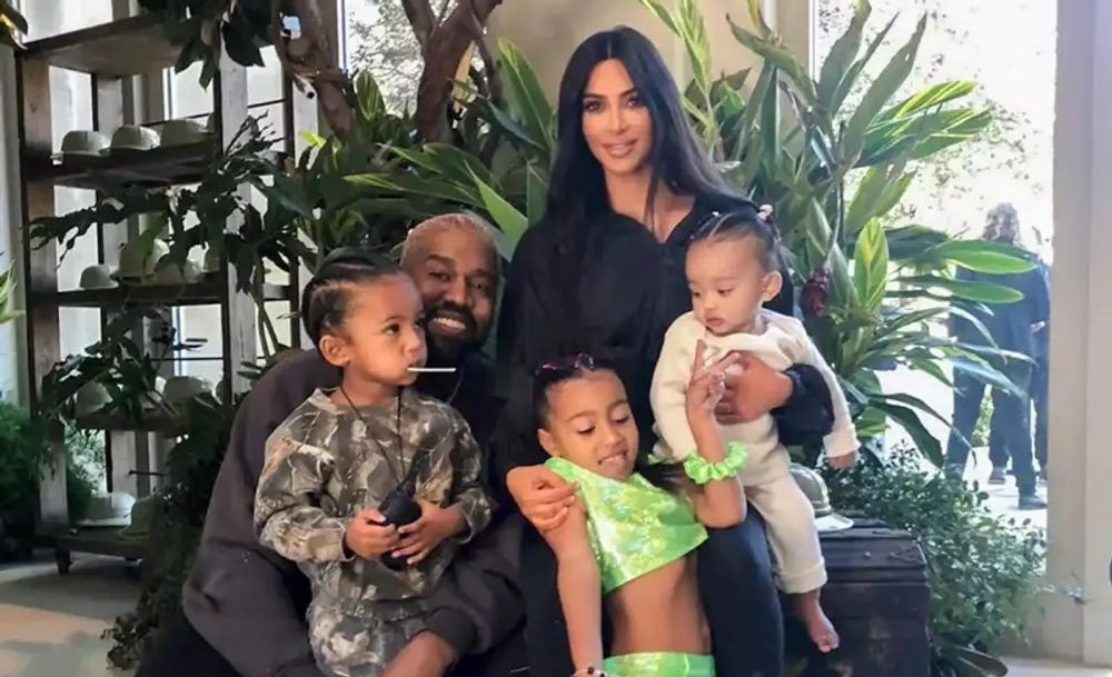 キム・カーダシアンとカニエ・ウェスト、子どもたちが一緒に写る写真
