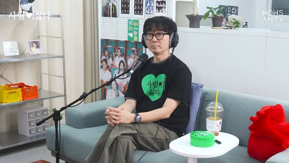 WowasanTVのトーク動画で、ヘッドホンを着けて話すチャン・ハンジュン監督