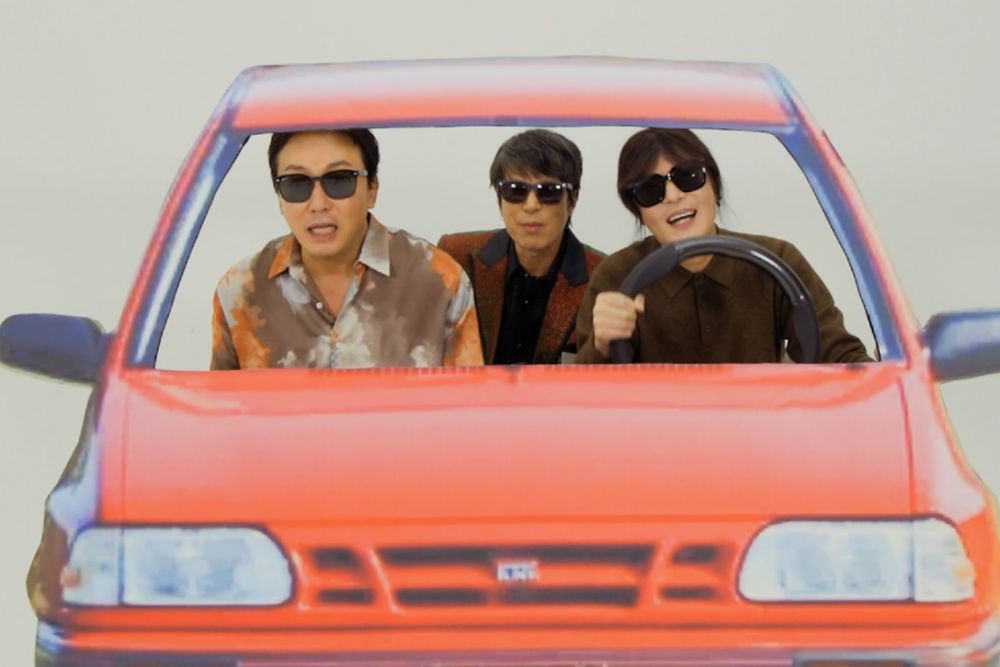 「ロデオ・ロミオ」のミュージックビデオで車に乗る出演者たち