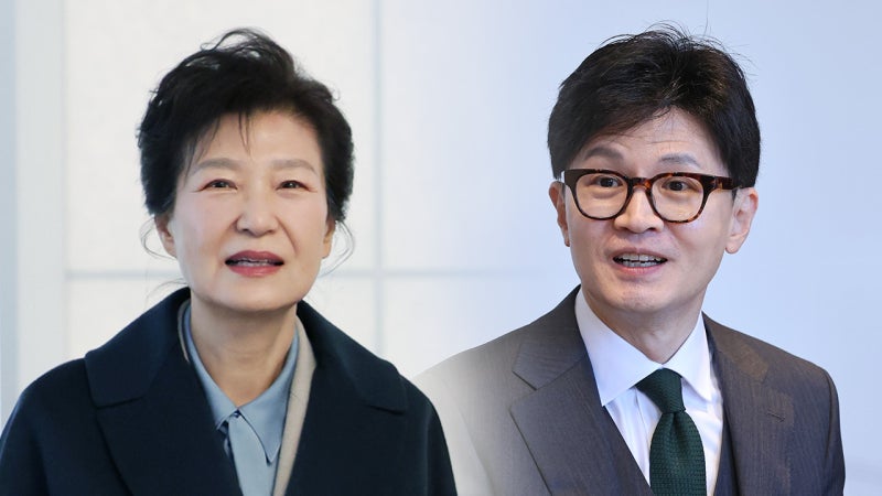 한동훈, <b>박근혜</b> 전 <b>대통령</b>에게 <b>생일</b>축하 난 전달