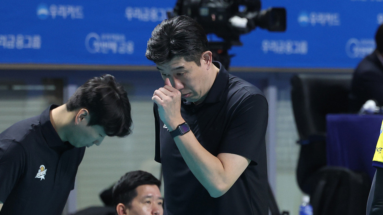 프로배구 KB손해보험, <b>후인정 감독</b> 자진사퇴‥김학민 대행 체제