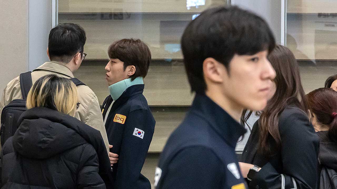 <b>빙상연맹</b> "<b>황대헌</b>-<b>박지원</b> 충돌 고의성 없어"