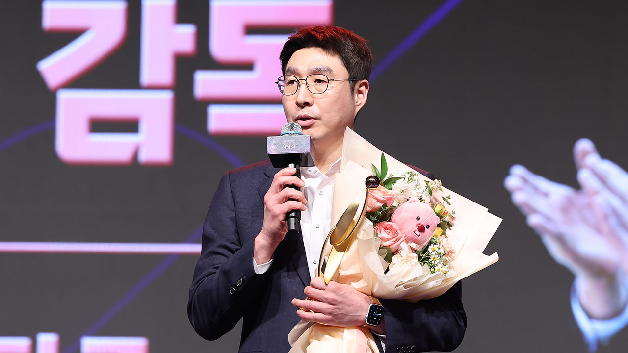 여자농구 KB, <b>김완수 감독</b>과 재계약‥계약 기간 2년