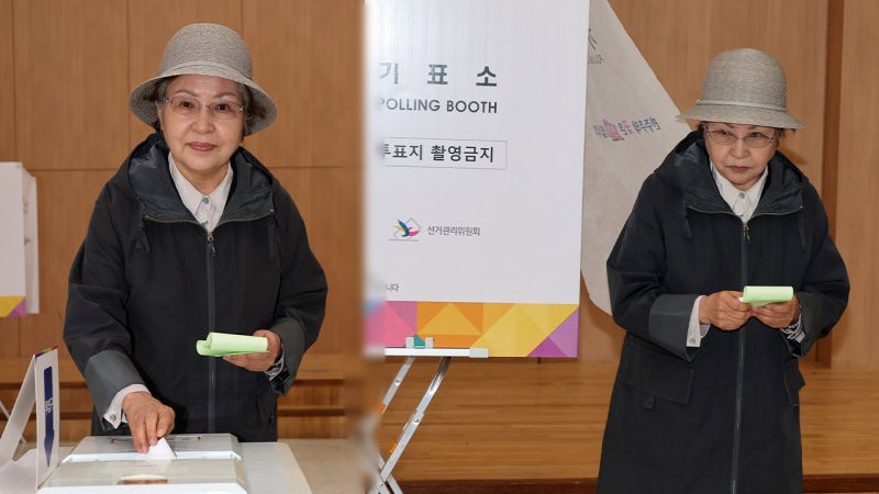 <b>권양숙 여사</b> "<b>투표</b> 많이 참여하길‥사위 잘 됐으면"