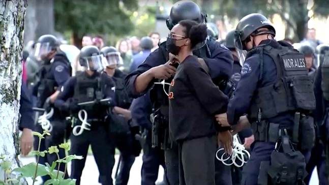 로스앤젤레스 USC 캠퍼스에서 친팔레스타인 시위대를 체포하는 경찰 [연합뉴스 제공]