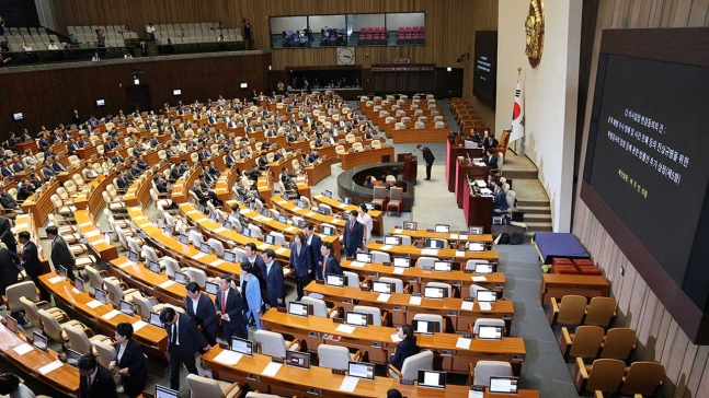 '채 상병 특검법'이 추가 상정되자 퇴장하는 국민의힘 의원들