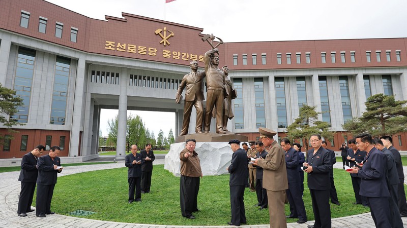 <b>김정은</b>, 완공된 당 <b>중앙간부학교</b> 점검‥"천만년 미래 굳건 확신"