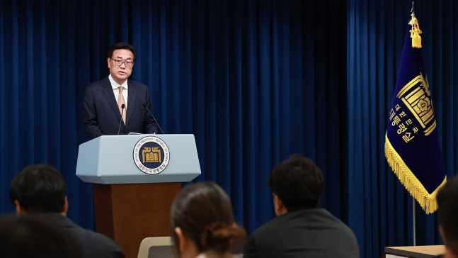 '채상병 특검법' 재의요구권 행사 관련 브리핑하는 정진석 비서실장