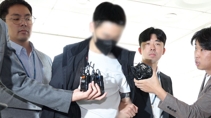 <b>경복궁</b> 낙서 주범 '<b>이팀장</b>' 구속영장실심사‥질문엔 '묵묵부답'