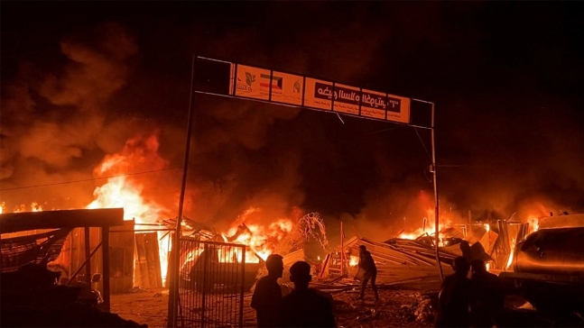 26일(현지시간) 이스라엘 공습으로 불타는 라파 난민촌 [자료사진]