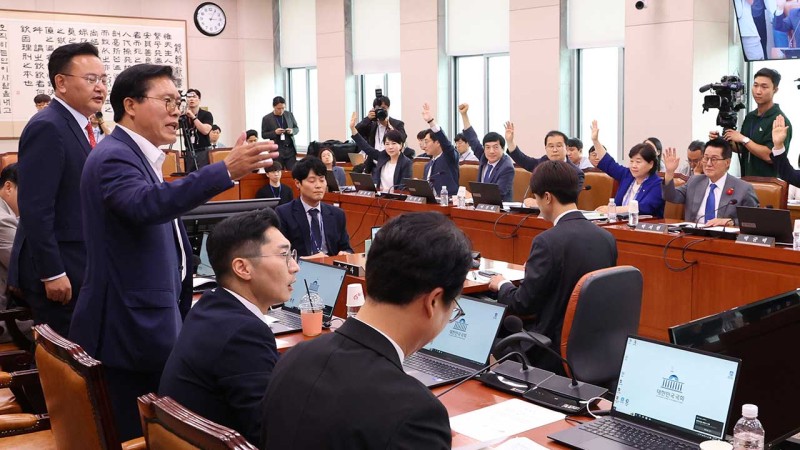 <b>법사위</b>, 윤 대통령 <b>탄핵</b>청원 청문회 김건희 <b>증인</b> 채택‥국민의힘 퇴장