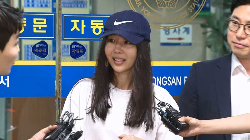 <b>8시간</b> 경찰 조사 마친 <b>민희진</b> "<b>코미디</b> 같은 일"