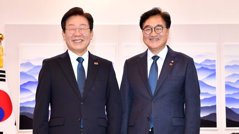 <b>이재명</b>, <b>우원식</b> <b>의장</b> 예방‥"행정부 독주 심각‥입법부 위상 지켜달라"