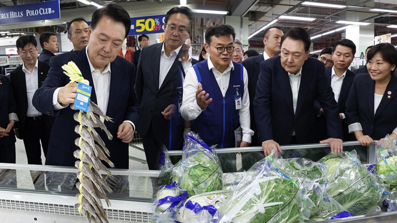 윤 대통령, 마트 찾아 <b>추석</b> 명절 장바구니 물가 <b>점검</b>‥"명절 준비 잘 되...