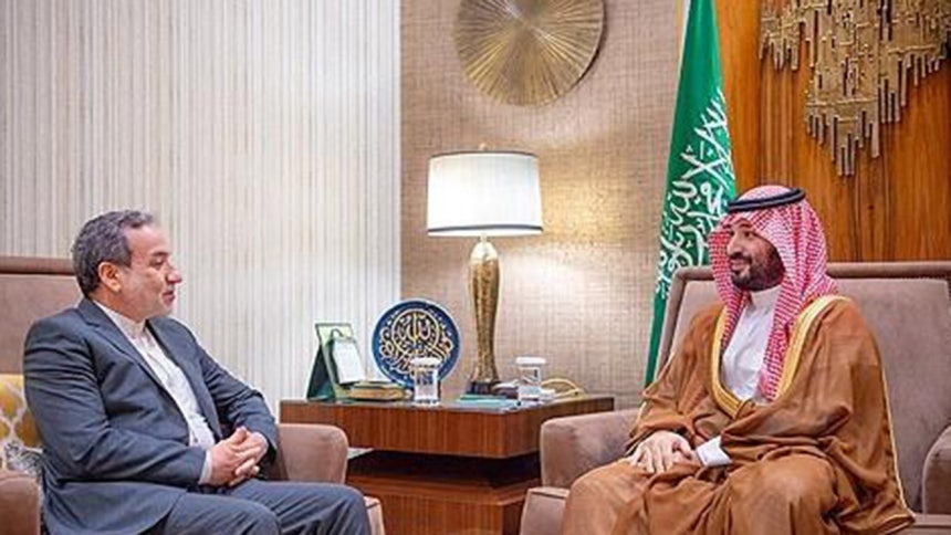 Saudi Crown Prince Mohammed bin Salman (right) and Iranian Foreign Minister Araghchi [Provided by Yonhap News]