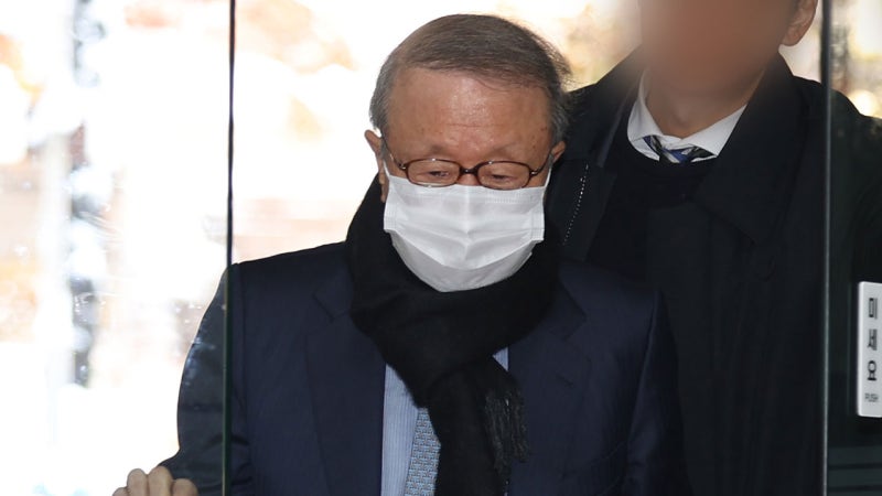 '100억대 배임' 혐의 <b>홍원식</b> 전 <b>남양유업 회장</b> 구속기로