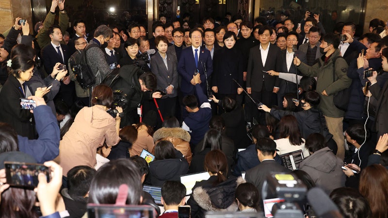<b>민주</b>, <b>감사원장</b>·검사 탄핵 표결 유보..윤 대통령 퇴진에 집중