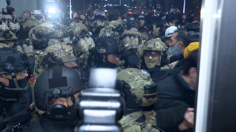 <b>국회</b> "<b>계엄</b> 사태 당시 사무처 10여 명 부상‥<b>계엄</b>군 난입 CCTV 제출"