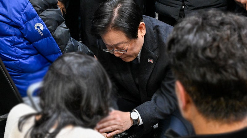 <b>이재명</b>, 무안공항서 <b>유족</b> 만나 "할 수 있는 최선 다하겠다"