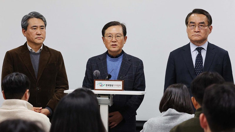 윤 대통령 변호인단 "공수처, <b>기소</b>하거나 <b>구속영장 청구</b>하라"