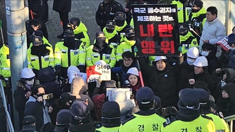 "윤 대통령 지킨다"며 '<b>백골단</b>'까지‥"대통령 체포는 내전"