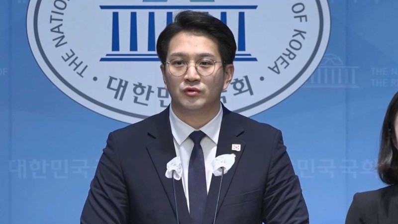 때아닌 '<b>카톡 검열</b>' <b>논란</b>‥야 "내란선전 퍼나르면 고발" 여 "'강요·협박...