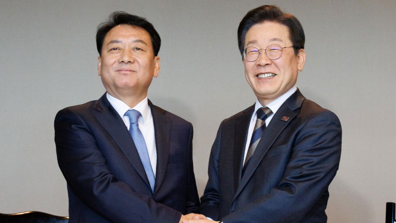 <b>이재명</b>, <b>이광재</b>와 <b>회동</b> "국가정책 좋은 제언 많이 들어"