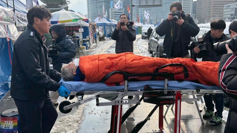 "<b>윤석열 파면 촉구</b>" 8일째 단식 민주당 민형배 병원 이송