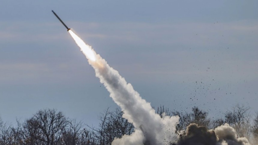 미국산 HIMARS 다연장 로켓포로 러시아군을 공격하는 우크라이나군