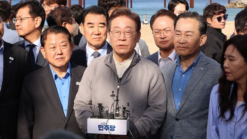 김문수 후보 선출 관련 질문에 답하는 이재명 후보
