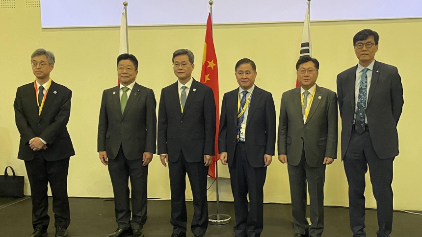 이창용 한국은행 총재(왼쪽부터),최지영 기획재정부 차관보,판궁성 중국 인민은행장,란 포안 중국 재무장관,가토 가쓰노부 일본 재무상,히미노 료조 일본은행 부총재 등