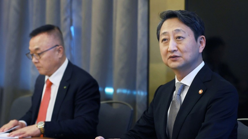 체코 프라하에서 기자 간담회 진행하는 안덕근 산업통상자원부 장관(오른쪽)